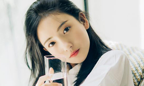 我该如何帮助高中生处理因异地女友删好友而产生的迷茫？