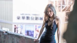 我现在怀着孕，老公却赌博欠了债，我们还有个女儿，这种情况该怎么办呢？