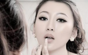 女友因小时候患癫痫觉得拖累我，故意冷落我，我该怎么开导她？