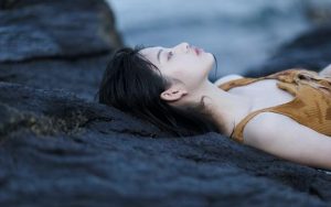 老公在外地业务忙不回家，我该如何解开心中疑惑？