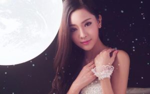 发现老公和别的女生聊天，不知该如何与他谈这件事，怎么办？