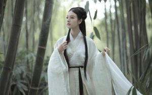 我和二婚伴侣交流很少，怎样才能改善我们之间的关系呢？